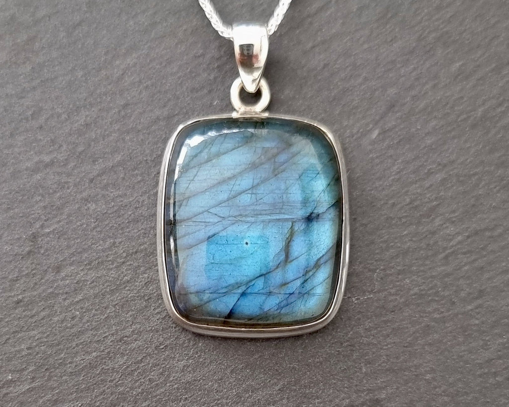 Labradorite Meaning: Symbolism, Healing Properties and Transformation