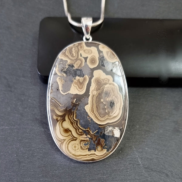 Schalenblende Agate jewellery set in 925 sterling silver featuring intricate bands of brown, gold and black with beautiful natural patterns