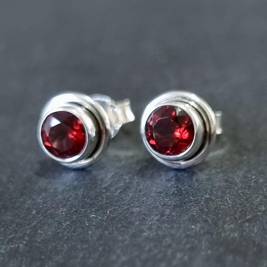 Chic Round Facetted Garnet Studs Earrings, 925 Sterling Silver, S16GF