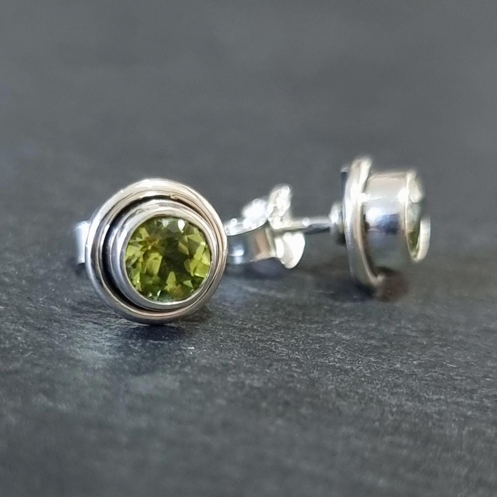 Small Round Facetted Peridot Studs Earrings, 925 Sterling Silver, S16P