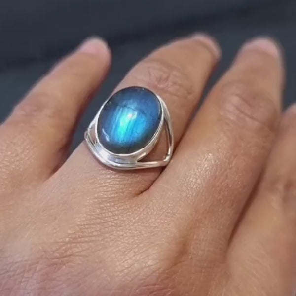 Oval Labradorite Ring, 925 Sterling Silver, Stone 15mm x 12mm, Modern Iridescent Blue Stone Ring, Everyday Jewellery, Mistry Gems, R80LABS
